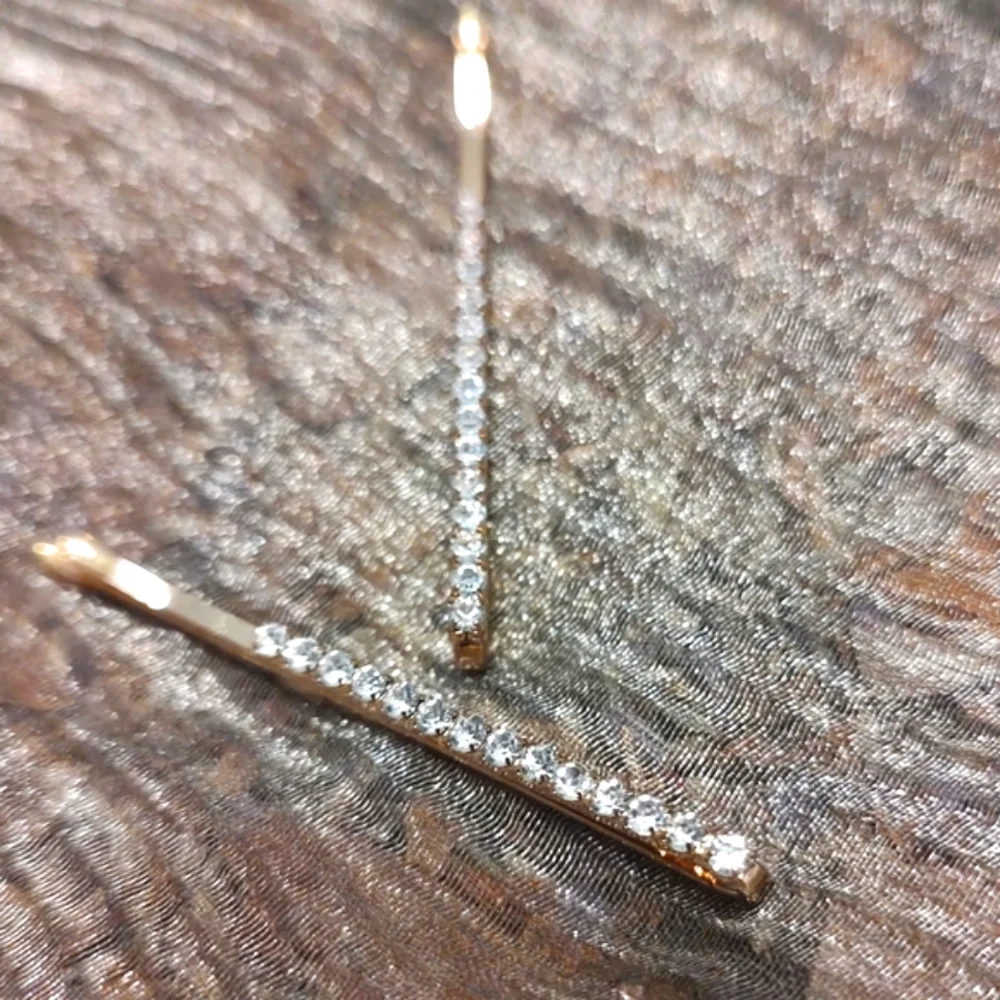 🔸💎🔸NWOT Sparkling Brilliant Petite Round Cut Rhinestone & Gold Clasp Barrette